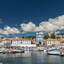 Angra do Heroismo in vollem Licht erstrahlend
