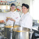 Jessica von Kampen und Angelika Kruse in der Küche. Täglich wird lecker gekocht.