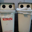 Poubelles dans la rue en forme de robot...
