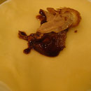 On commence par mettre un peu de canard, avec de la sauce....
