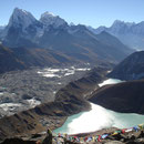 En bas, le village à 4800m. Sur la gauche, le glacier