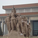 Devant le mausolée de Mao