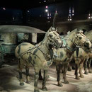 Un des chariots en bronze