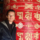 A l'entrée du monastère