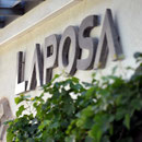 Der Name des Weinguts Laposa an der Wand der Weinterrasse 