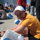Pause nach dem Zieleinlauf - zwischen all die anderen Finisher, vor der Messehalle B6. Jetzt bin ich auch eine Marathoni *FREU*