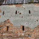 Detonationsspuren an der Gutsscheune, 2014.