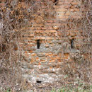 Von Bombensplittern zerfetzter Südgiebel der Gutsscheune, 2014.