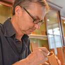 Fertigung von Hand mit dem Einnetzen des Mahlwerk bei einer Beständig Design Holz Salzmühle 