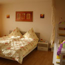 Panorama-Schlafzimmer - Blick aufs Doppelbett 1,80m x 2m