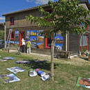 Montage de l'exposition à BarrObjectif par Charlie Abad