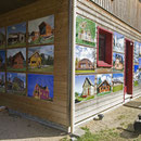 Montage de l'exposition à BarrObjectif par Charlie Abad