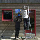 Montage de l'exposition à BarrObjectif par Charlie Abad