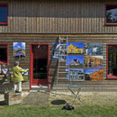 Montage de l'exposition à BarrObjectif par Charlie Abad