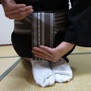 同様に、細い帯を巻き込むように片結びの要領で太い帯を締めます