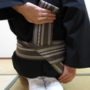 細い帯を巻き込むように片結びの要領で太い帯を上に締めます