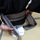 一番最初に巻いた、半分に折った状態の帯を抜き出します