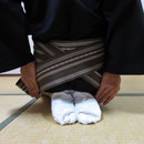 細い帯を下に、太い帯を上にして交差します