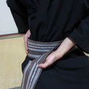 帯の末端は右半身あたりで固定します（体格により位置は変化します）