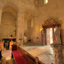 Das romanische Kirchenportal führt zurück in den Innenhof