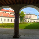 Blick durch den Arkadengang auf das Schloß