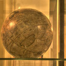Der Schwerpunkt der Sammlung liegt bei den vor 1850 angefertigten Globen und globenverwandten Instrumenten.