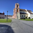 Ein Blick auf den Kaisertrakt und die Stiftskirche