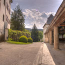 Der Eingang (links) ins obere Schloß
