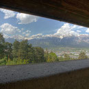 Der Blick nach Norden führt über das Stadtgebiet zur gewaltigen Nordkette.