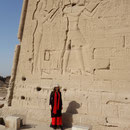 Daniela vor der Darstellung von Kleopatra VII. und Caesarion an der Rückwand des Hathor-Tempels von Dendara, Photo: Awad Saad