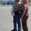 ... "hängt" unser Senior Walter dran. Er wandert damit über den ganzen Strand ...