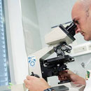 Diagnose einer Malaria: Dr. Szell beim Mikroskopieren