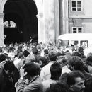 Zwischendrin befinden sich überall Essen - Schlangen. Die Versorgung ist sehr gut.