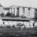 Bahnhofarbeiter im Hintergrund