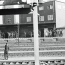 Bahnpolizisten inks im Bild