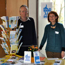 Walter Probst und Monika Schmied-Plantikow von Kultur für Alle am Stand in der Vesperkirche Nürtingen,  Foto: Manuel Werner