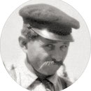 Bernard Lejeune en 1909 (né à l'île d'Anticosti en 1875) . Sa mère Éliza Belliveau était la cusinière du château Menier. Bernard et son frère Joseph étaient domestiques-jardiniers, gardiens et cochers. Bon trappeurs, ils servaient de guide aux visiteurs.