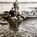 Baie Ste-Claire, canot sauvage sur le récif ouest. À gauche, Émile Nadeau. Lucien Comettant (debout), Fernand Le Bailly (à droite) marié à Simone Lavigne, fille de Blanche Comettant  qui est la soeur de Lucien. Fernand est arrivé sur l'ile en 1896