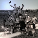 Retour d'une chasse à l'ours, façon à la française. On voit Henri Menier à gauche avec le fusil