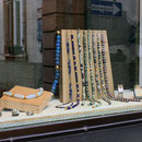 Fenster Leyergasse mit Glasperlen