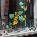 schaufenster gasse, bunte ketten