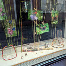 Schaufenster Hauptstraße mit diversen Quarzen