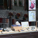 Schaufenster Ecke mit Granat und Hoffnungszeichen-Schmuck