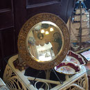 Très vieux miroir en laiton sur pied  no. 682