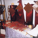 Jochen baut Instrumente aus Metall, Glas, Holz und Stein