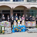 高石小学校にて、寄贈式開催（教育委員会担当者、宇佐、新居教頭先生、地域民生委員4名、高石保育園園長、高石小学校校長先生、ダイナム）