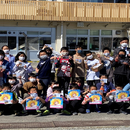 新居小学校にて6年生を除く全校生徒で集合写真