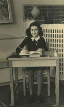 Cette photo est un portrait de la jeune Anne Frank, juive morte pendant la Seconde guerre mondiale à Bergen Belsen.