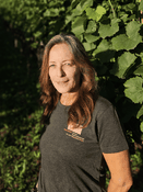 Portrait der Verwalterin der Stammheimer-Winzer Genossenschaft vor den Reben