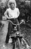 Sylvie Vartan en pantalon sur un solex